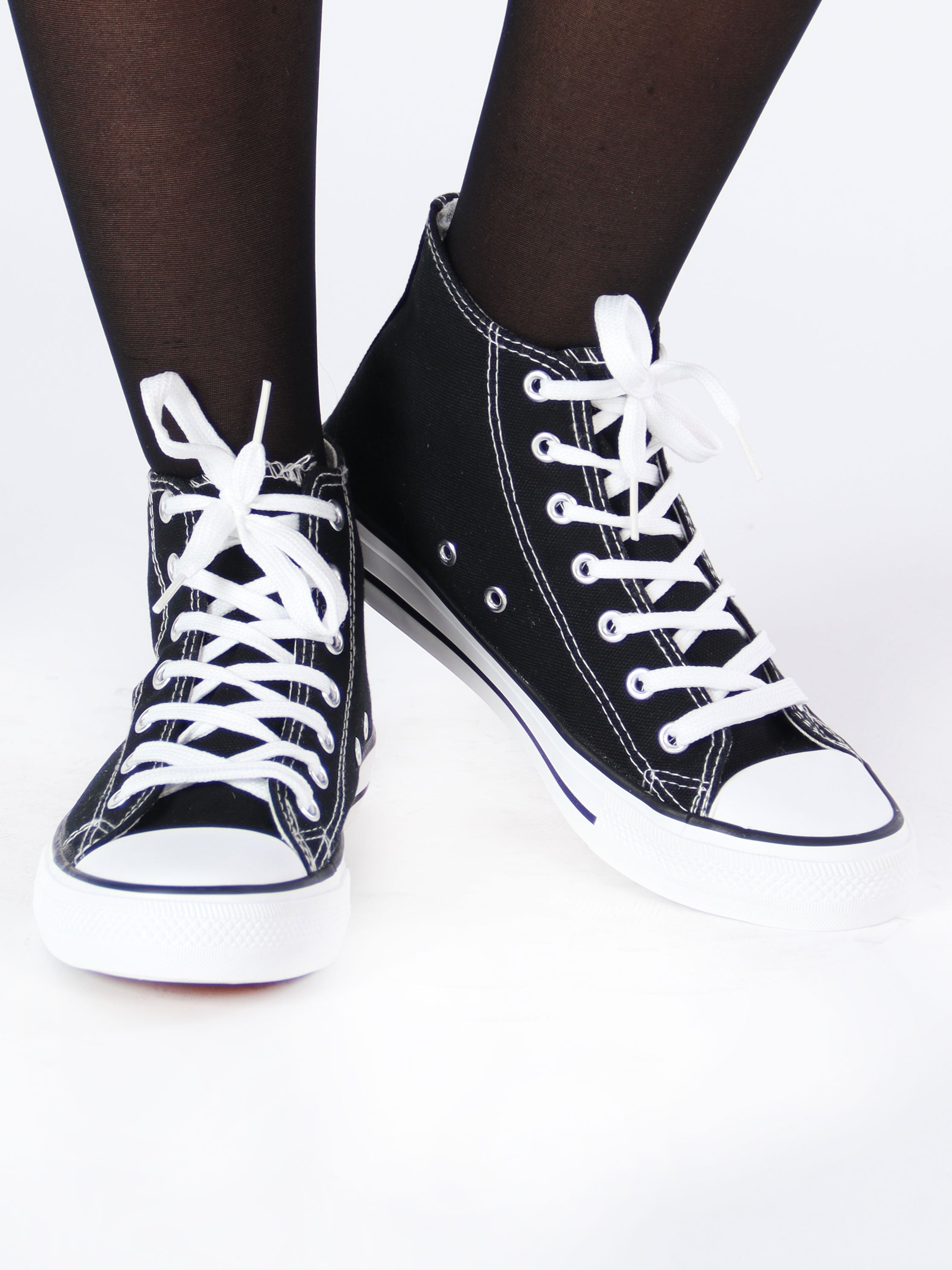 Toka - Armégröna gummiskor med vit sula och snören.